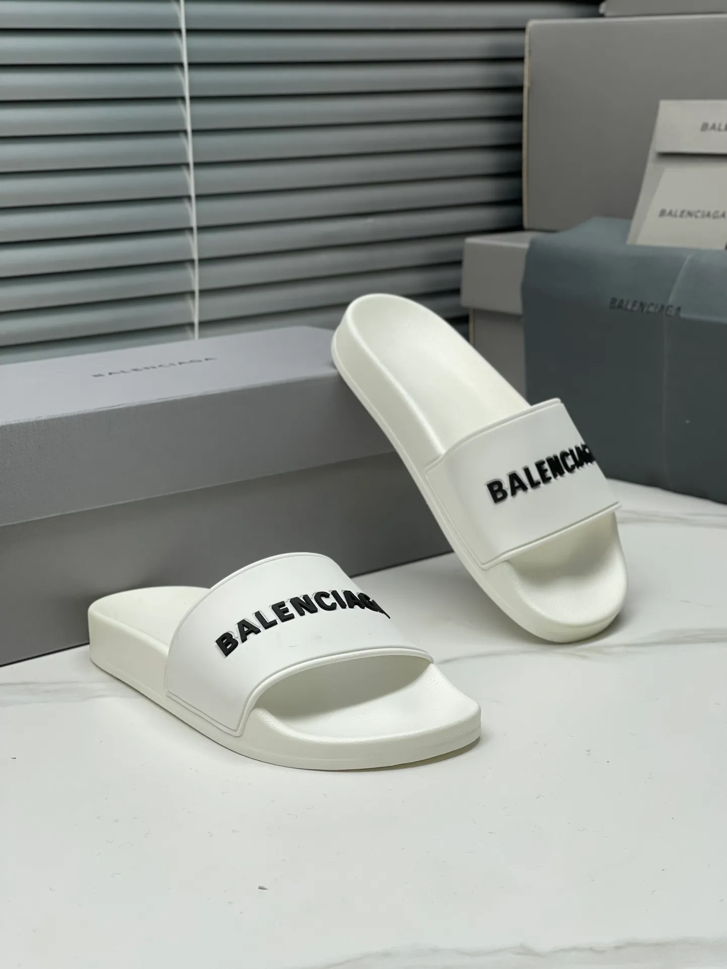 👟👟Ex-factory price 240👟👟 Women's Shoes Women's Clothing Balenciaga 2023 trendy slippers!  Balenciaga Political Campaign Latest Abrasive Development!  A favorite of European and American ladies, celebrities, and Internet celebrity girls. Exquisite uppers are hand-sewn and threaded. They are fluffy and soft, skin-friendly and soft, a must-have for summer. Fashionable but not overly ostentatious. Original natural rubber non-slip and wear-resistant sole. Size 35-40, 39-45 matching counter latest original packaging.